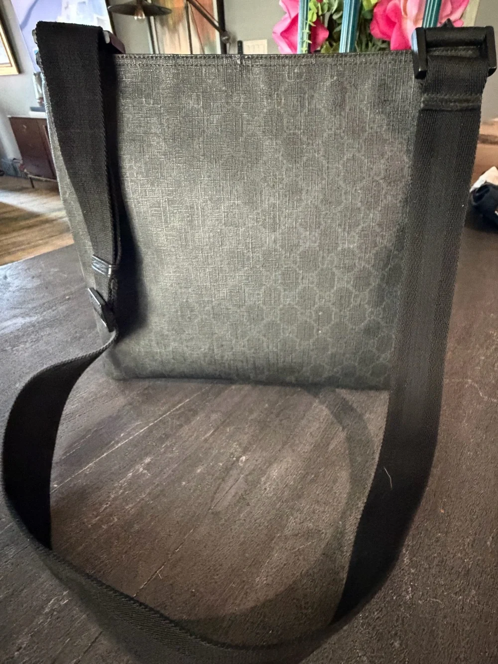 Gucci GG Supreme Canvas Monogram Messenger Bag in black/grey